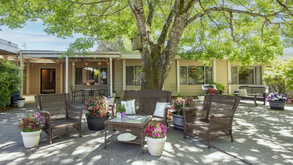 Independence_Courtyard - Evergreen Healthcare Group